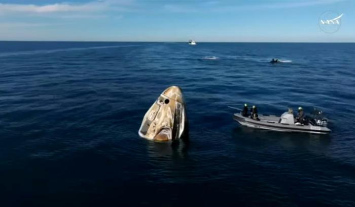 La capsule Crew Dragon transportant les astronautes peu après son amerrissage au large de la Floride, le 18 mars 2025 selon une image issue de la retransmission vidéo de la Nasa