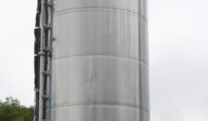 Un cylindre de métal de 14 mètres de haut préfigurant l'étage supérieur du minilanceur spatial réutilisable développé par Maiaspace, le 21 septembre 2023 à Vernon, dans l'Euroe