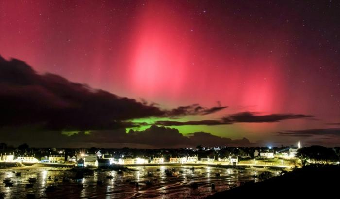 Des aurores boréales au-dessus de Portsall lors d'une tempête solaire, le 19 janvier 2026 dans l'ouest de la France