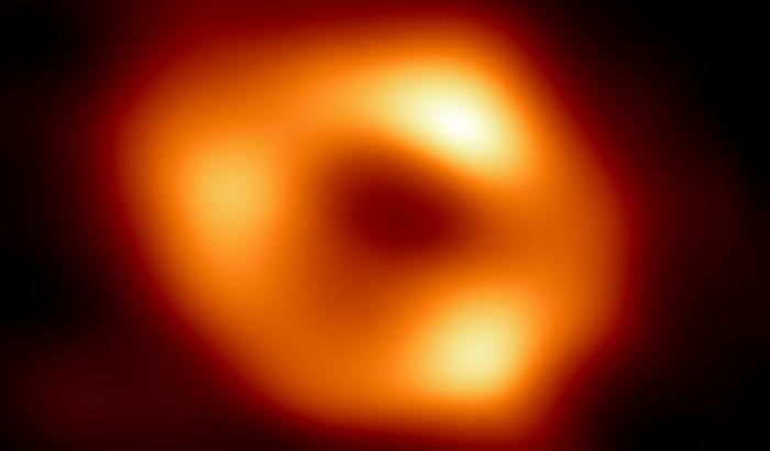 Ein Team internationaler Astronomen hat das erste Bild eines supermassereichen Schwarzen Lochs mitten in unserer Galaxie veröffentlicht. Bei dem Bild handelt es sich um den ersten direkten visuellen Beweis dieses Phänomens im Zentrum der Milchstraße.