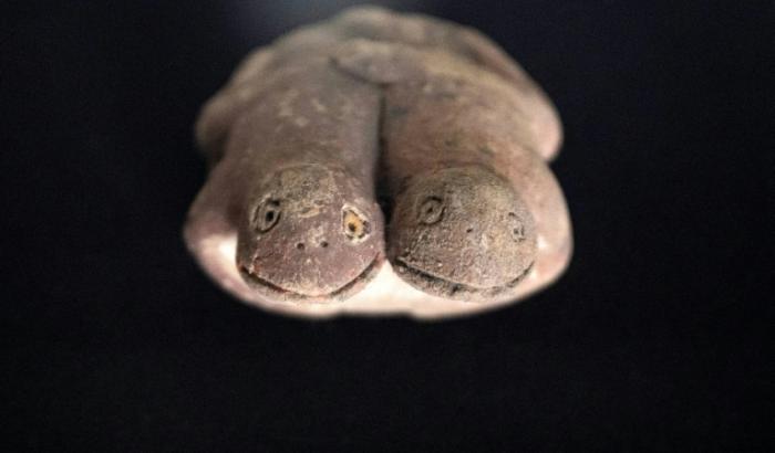 Sculpture vieille de 3.800 ans attribuée à la civilisation Caral, découverte sur le site archéologique de Vichama, dans la ville de Huacho, et présentée le 28 août 2025 à Lima