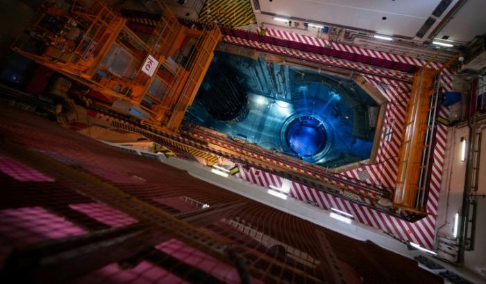 La piscine nucléaire et son réacteur dans le bâtiment du réacteur nucléaire EPR de Flamanville, dans la Manche, le 25 avril 2024