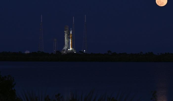 Die US-Raumfahrtbehörde Nasa hat ihre bemannte Mission zur Mondumrundung auf März verschoben. Das gab die Nasa nach einem Test an der Riesenrakete SLS bekannt.