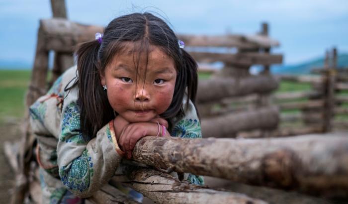 Une fillette pose dans un camp de nomades de la province d'Ovorhangay, en Mongolie, le 19 juillet 2016