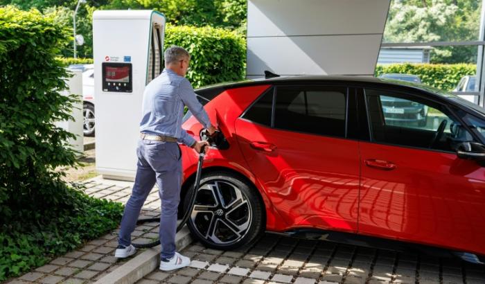 Mit dem Ausbau der Erneuerbaren im europäischen Strommix verbessert sich auch die Klimabilanz von Elektroautos. Zu diesem Schluss kommt eine am Mittwoch veröffentlichte Studie der Organisation International Council on Clean Transportation (ICCT).