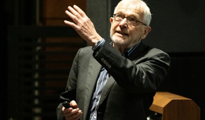 Für die Entwicklung einer Methode, mit der Forscher winzige Teilchen aus den Tiefen des Alls in Südpolar-Eis einfangen können, erhält der belgische Astrophysiker Francis Halzen den diesjährigen Physik-Nobelpreis.