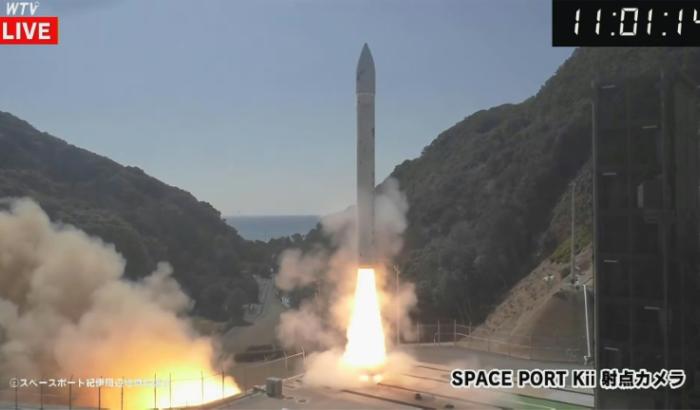 Image diffusée par l'AFPTV à partir d'une vidéo en ligne de Wakayama Telecasting Corp. (WTV), le 13 mars 2024, montrant le lancement d'une fusée par la startup japonaise Space One depuis la péninsule de Kii, à Kushimoto, dans le département de Wakayama