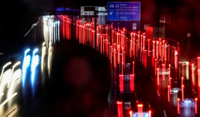 Ein Tempolimit von 120 Stundenkilometern auf Deutschlands Straßen könnte einer Studie zufolge die Zahl der Verkehrstoten um rund ein Drittel senken. Zu diesem Ergebnis kommt eine Forscherin der Ruhr-Universität Bochum nach Auswertung von Daten.