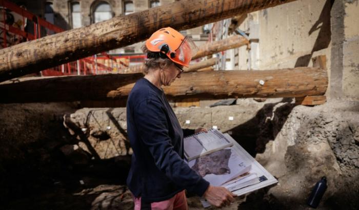 Une archéologue de la Ville de Paris examine le plan du site archéologique où un mur de Lutèce datant de l'époque gallo-romaine, a été découvert sous l'Hôtel-Dieu, dans le centre de Paris, le 23 septembre 2026