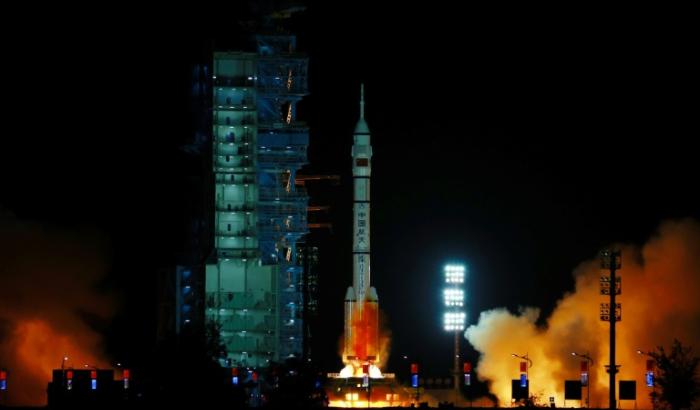 DDrei chinesische Raumfahrer sind an der Raumstation Tiangong eingetroffen. Nach dreieinhalbstündigem Flug dockte das Raumschiff Shenzhou-23 mit den Taikonauten an die chinesische Raumstation an, wie Chinas Behörde für die bemannte Raumfahrt mitteilte.