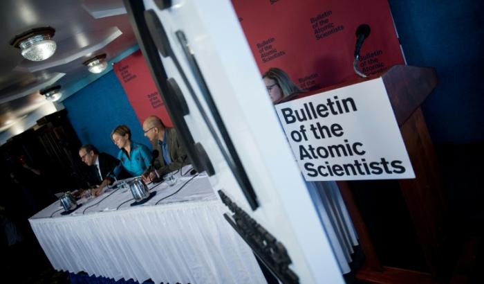 Des membres du Bulletin des scientifiques atomistes présentent l'horloge de l'apocalypse, le 25 janvier 2018 à Washington