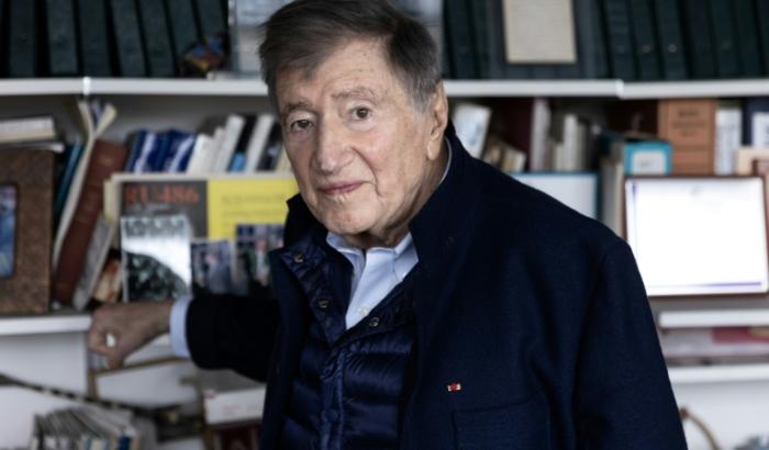 Le professeur Etienne-Emile Baulieu, dans son bureau à l'hôpital de Kremlin-Bicêtre, le 17 mars 2023