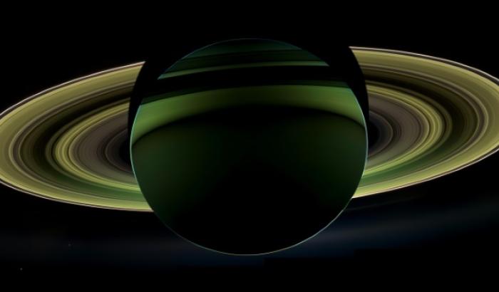 Photo de Saturne et de ses anneaux, éclairés par le Soleil se trouvant derrière la planète, prise par la sonde Cassini et obtenue de la Nasa le 21 décembre 2012