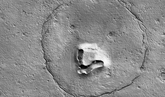 Photographie satellite montrant une formation géologique ressemblant à une tête d'ours sur Mars, publiée par la Nasa le 25 janvier 2023