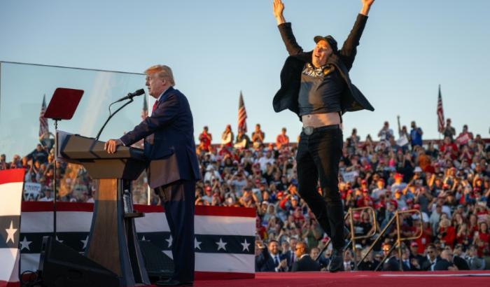 Le patron de SpaceX Elon Musk et Donald Trump lors d'un meeting de campagne, à Butler, en Pennsylvanie, le 5 octobre 2024