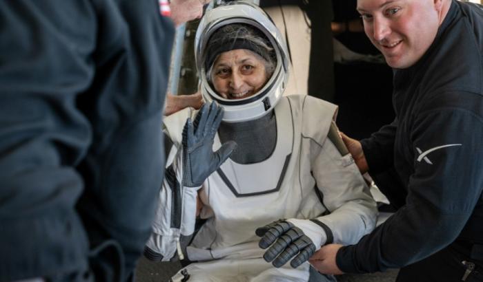 Endlich zu Hause: Die mehr als neun Monate auf der Internationalen Raumstation ISS gestrandeten US-Astronauten sind zurück auf der Erde. Eine Dragon-Kapsel mit Suni Williams und Butch Wilmore sowie zwei weiteren Raumfahrern landete sicher im Meer.
