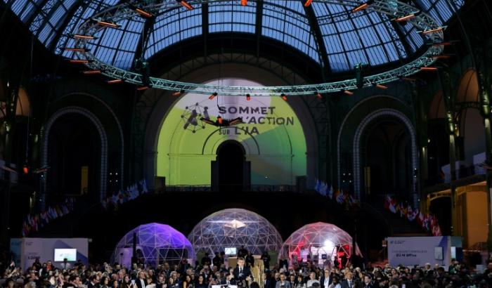 Le président Emmanuel Macron prononce un discours à l'issue de la première journée du Sommet Action AI au Grand Palais à Paris, le 10 février 2025
