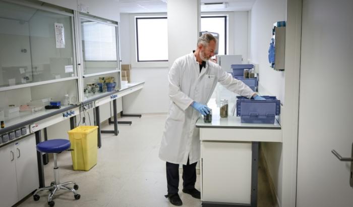 Le major de gendarmerie Christophe Briffa manipule des échantillons de bois brûlé à l'Institut de recherche criminelle de la gendarmerie nationale (IRCGN), à Cergy-Pontoise