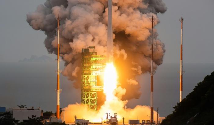 Mit einem Tag Verspätung durch technische Pannen ist Südkoreas selbstentwickelte Weltraumrakete "Nuri" erfolgreich ins All gestartet.