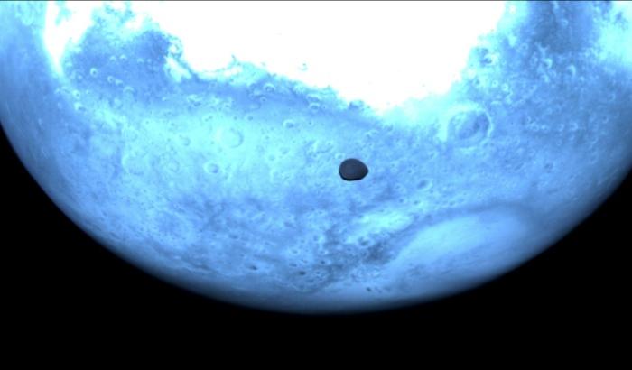 Die europäische Raumsonde Hera ist auf ihrer Asteroiden-Mission am Mars vorbeigeflogen. Die Raumsonde der Europäischen Weltraumorganisation (ESA) passierte am Mittwoch den Mars und seine Monde Phobos und Deimos, wie das Deutsche Zentrum für Luft- und Raumfahrt (DLR) mitteilte.