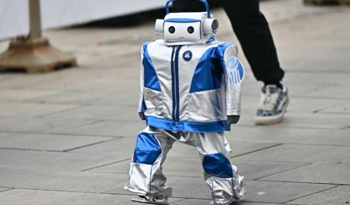 Dutzende humanoide Roboter sind am Samstag in Peking - neben Teilnehmern aus Fleisch und Blut - einen Halbmarathon gelaufen. Dabei ging es nicht um Schnelligkeit, sondern vor allem darum, ins Ziel zu kommen.
