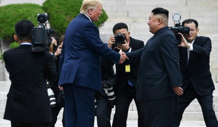 Le leader nord-coréen Kim Jong Un et le président américain Donald Trump se serrent la main lors d'une rencontre historique à la frontière intercoréenne le 30 juin 2019