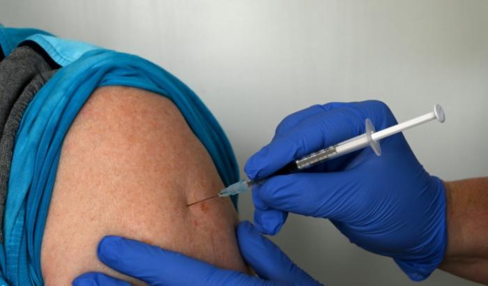 Nach einer Impfung patrouillieren Antikörper nicht nur durch das Blut, der Körper baut auch ein Immungedächtnis in Organen wie Nieren oder Lunge auf. Das konnten Forscher der Charité nun anhand der mRNA-Impfstoffe gegen das Coronavirus belegen.