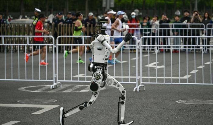 Ein humanoider Roboter hat bei einem Halbmarathon in China alle Läufer aus Fleisch und Blut hinter sich gelassen und sogar den derzeitigen Weltrekord klar gebrochen. Der Roboter brauchte für die rund 21 Kilometer 50 Minuten und 26 Sekunden.
