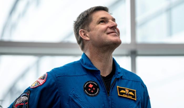 L'astronaute canadien Jeremy Hansen dans la rotonde du siège de l'Agence spatiale canadienne à Longueuil, au Québec, le 14 mai 2026 au Canada