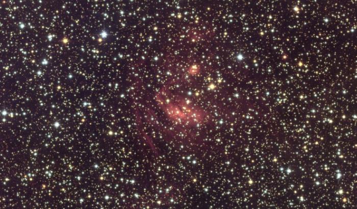 Image diffusée le 23 juin 2026 par l’Agence spatiale européenne et prise le 23 mars 2025 pendant 26 heures par la caméra optique VIS de la sonde Euclid, à laquelle des couleurs ont été ajoutées à partir d’observations réalisées durant l’été 2025 avec la caméra MegaCam du télescope Canada-France-Hawaï (CFHT-Megacam) à Hawaï, montre le centre de notre Voie lactée