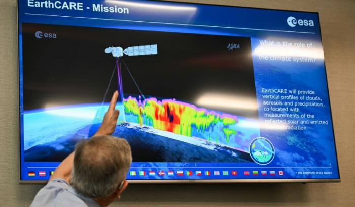 Présentation de la mission scientifique avant le lancement du satellite EarthCARE à bord d'un Falcon 9 de SpaceX à Lompoc, en Californie, le 27 mai 2024