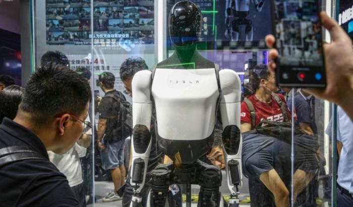 Le robot humanoïde Optimus de Tesla exposé à la conférence mondiale sur l'intelligence artificielle (WAIC) à Shanghai, le 5 juillet 2024