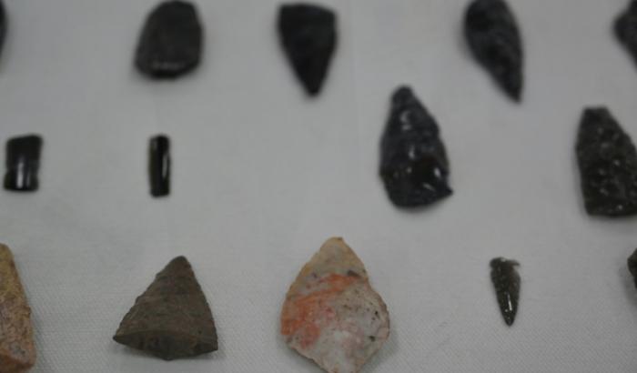 Certains des 133 objets archéologiques préhispaniques faisant partie du patrimoine culturel du Honduras et qui étaient en possession du Musée français Quai Branly, photographiés au ministère des Affaires étrangères de Tegucigalpa, le 19 mars 2025