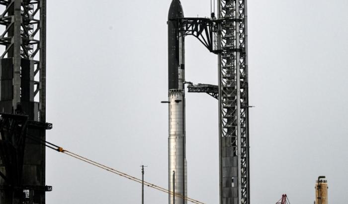 La nouvelle fusée Starship V3 de SpaceX , vue depuis South Padre Island, arrimée à la base spatiale Starbase lors du 12ᵉ vol d'essai, le 21 mai 2026 au Texas