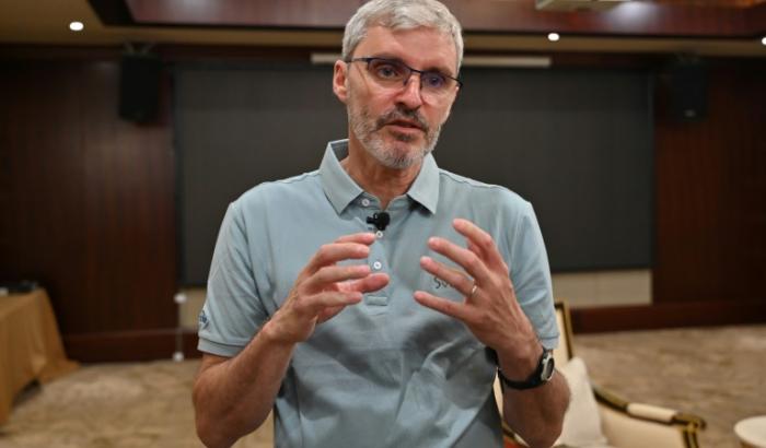 Bertrand Cordier, principal chercheur français pour le projet franco-chinois SVOM (moniteur astronomique spatial d'objets variables), destiné à repérer des "sursauts gamma", ici le 21 juin 2024 lors d'une conférence de presse à Xichang, en Chine