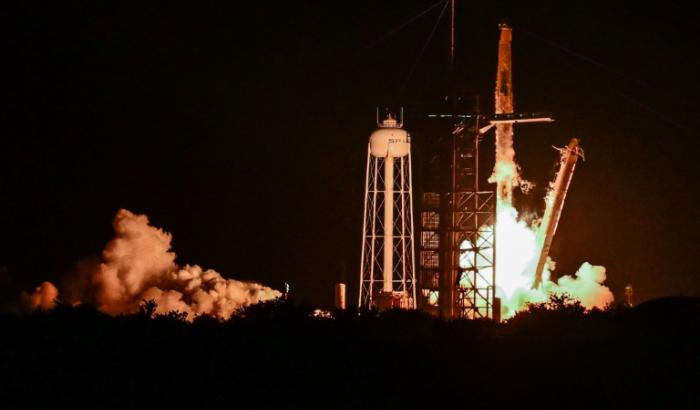 Une fusée Falcon 9 décolle avec la mission Axiom-4, à bord du vaisseau spatial SpaceX Dragon, au complexe de lancement 39A du centre spatial Kennedy de la NASA à Cap Canaveral, en Floride, le 25 juin 2025