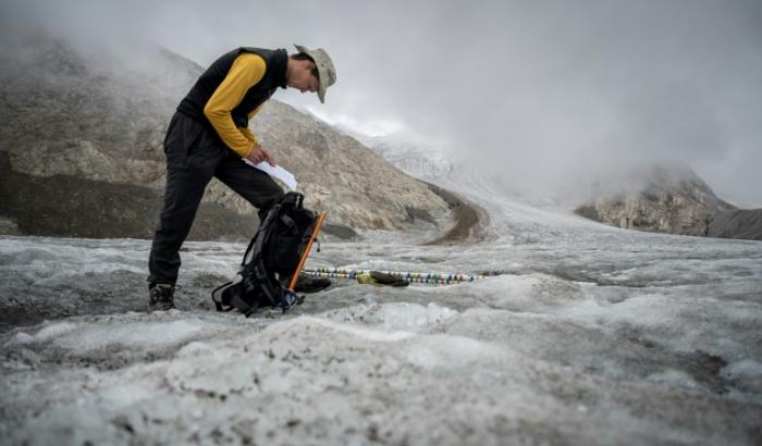 Le Dr Matthias Huss, directeur du Réseau suisse de relevés glaciologiques (Glamos), inspecte le glacier Gries, le 2 septembre 2022 en Suisse