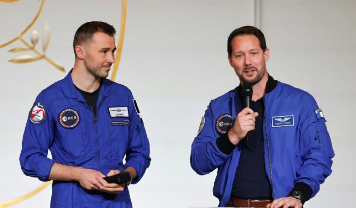Les astronautes Thomas Pesquet (d) et Arnaud Prost (g à l'Elysée, le 5 février 2026 à Paris
