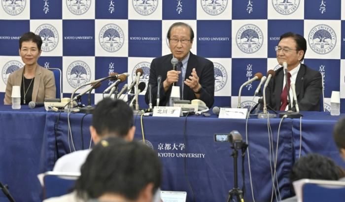 Susumu Kitagawa (c), co-lauréat du prix Nobel de chimie 2025, lors d'une conférence de presse à Kyoto, le 8 octobre 2025 au Japon
