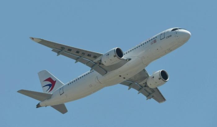 In China hat da erste einheimisch produzierte Passagierflugzeug seinen Jungfernflug absolviert. Die in Shanghai gestartete C919 des chinesischen Herstellers Comac landete "problemlos" in Peking, wie der Staatssender CCTV berichtete.
