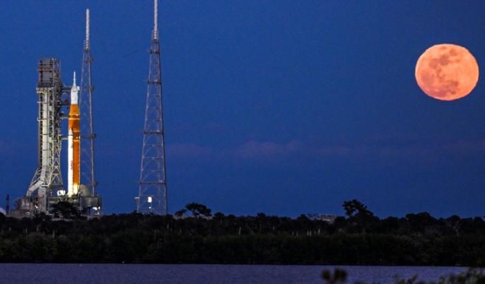 La fusée lunaire SLS prévue pour la mission Artémis 2 sur son pas de tir, au Centre spatial Kennedy en Floride, le 1er février 2026