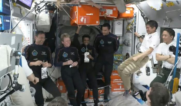 Nach 20 Tagen im All sind vier Astronauten aus den USA, Indien, Polen und Ungarn zur Erde zurückgekehrt. Eine Dragon-Kapsel des US-Raumfahrtunternehmens SpaceX mit den vier Raumfahrern an Bord landete am Dienstag vor der kalifornischen Küste im Meer.