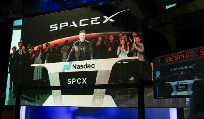 Der US-Raumfahrtkonzern SpaceX ist zu seinem Börsenstart auf Höhenflug gegangen: Kurz nach Handelsbeginn am Freitag legte der Wert der SpaceX-Aktie in New York um rund 23 Prozent auf 166 Dollar (rund 144 Euro) zu.