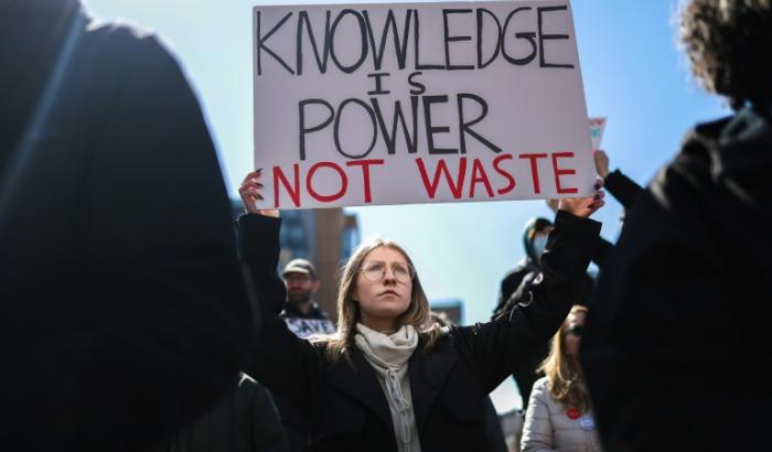 Une manifestante brandit une pancarte "le savoir est un pouvoir, pas du gâchis", lors d'une manifestation contre les attaques à l'égard de la science, à New York, le 7 mars 2025