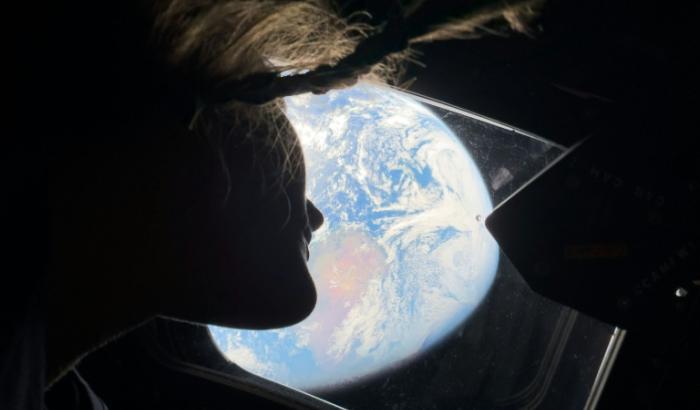 Photo prise par un membre de l'équipage d'Artemis II et diffusée par la Nasa, montrant Christina Koch regardant la Terre par le hublot du vaisseau spatial Orion, le 2 avril 2026