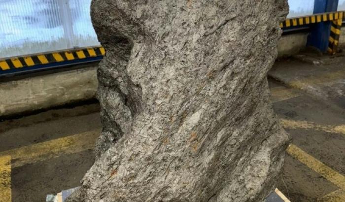 Cette photo, diffusée le 5 février 2026 par les douanes russes, montre un fragment de météorite de 2,5 tonnes qui était sur le point d'être exporté clandestinement vers le Royaume-Uni