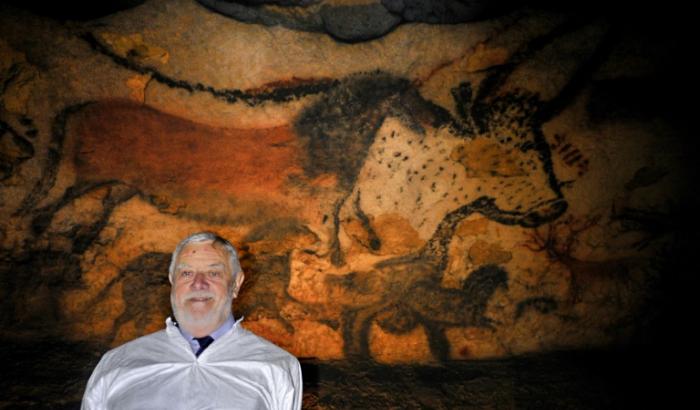 Le paléontologue Yves Coppens dans la grotte de Lascaux en septembre 2010 près de Montignac, en Dordogne