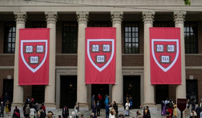 Eine US-Bundesrichterin hat die von Präsident Donald Trump verkündeten Einreiseverbote für neue ausländische Studenten der Eliteuniversität Harvard vorerst blockiert.