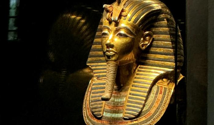 Le masque funéraire en or de l'ancien roi égyptien Toutânkhamon exposé au musée du Caire, le 11 juin 2025