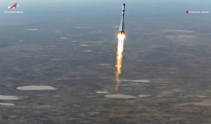 Image tirée de la retransmission en direct de l'agence spatiale russe Roscosmos, le 22 mars 2026, montrantun lanceur Soyouz-2.1a, transportant le vaisseau cargo Progress MC-33,lors du décollage du cosmodrome de Baïkonour, au Kazakhstan